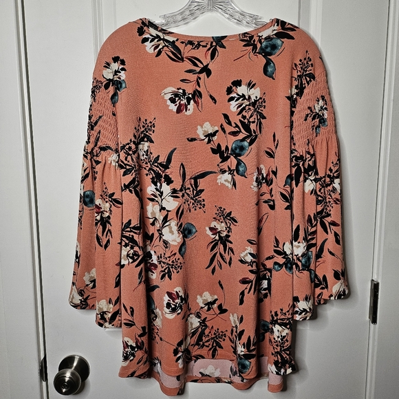 EVRI Floral V-Neck Blouse Plus Size 2X Smocked Bell Sleeves Boho Casual Top - Picture 4 of 7